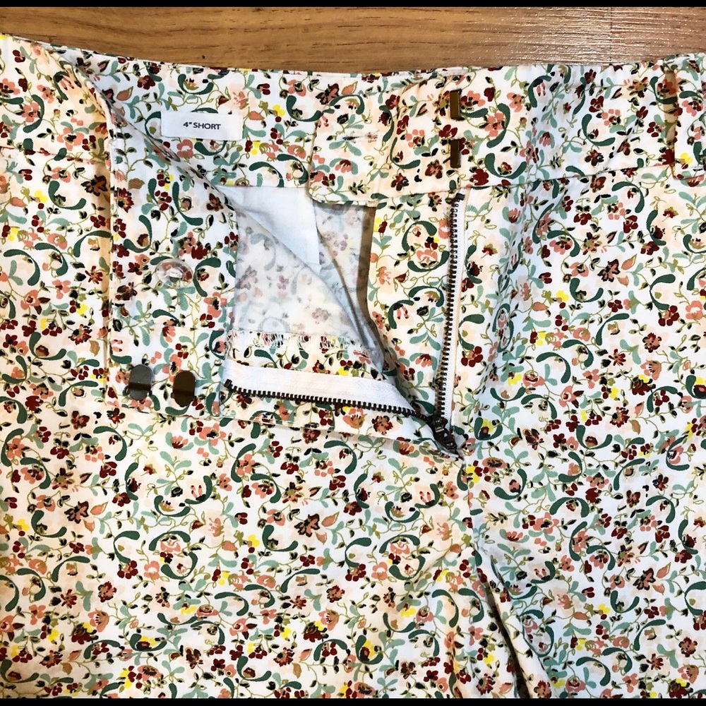 LOFT: Floral Shorts Size 12 - Picture 4 of 7